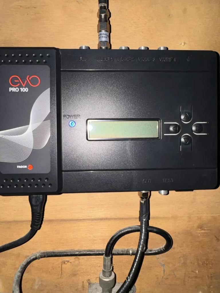 Antenniste à Paris : dépannage d'une centrale d'amplification programmable pour antenne collective