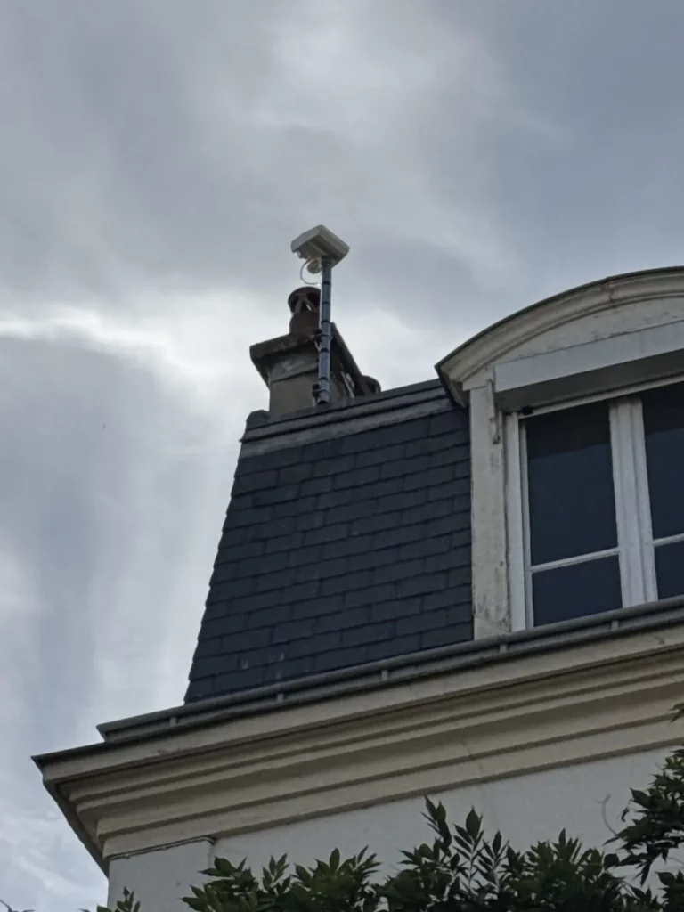 Antenniste Paris 16e : installation d’antenne sur un toit