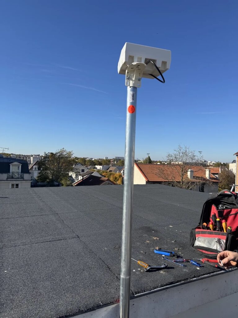 Antenne TNT installée sur un mât en toiture-terrasse par un antenniste, résidence Korian à Saint-Maur-des-Fossés